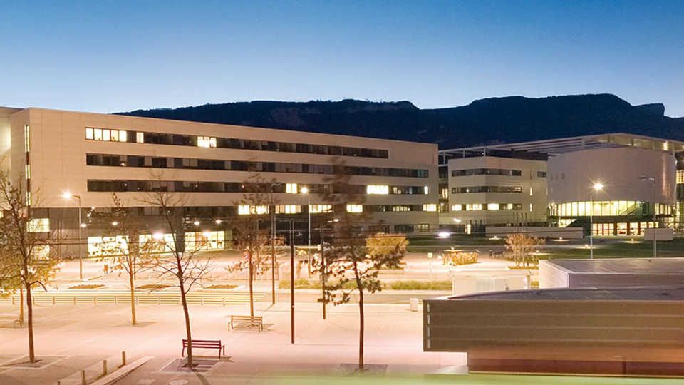 Gebäude des CEA-Forschungszentrums in Grenoble bei Abendlicht